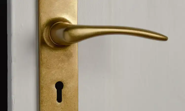 Gagang pintu kuningan, Sumber: willowandstone.co.uk