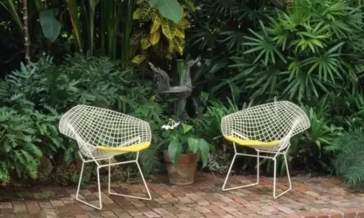 Kursi taman bentuk daun, Sumber: jakartanotebook.com