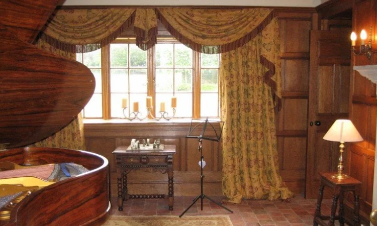 Menggunakan gorden, Sumber: thevictorianemporium.com