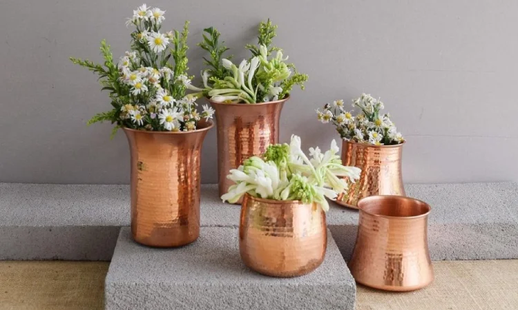 Vas bunga logam, Sumber: pusatkerajinantembaga.com