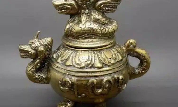 Guci kuningan ukiran jawa, Sumber: lazada.co.id