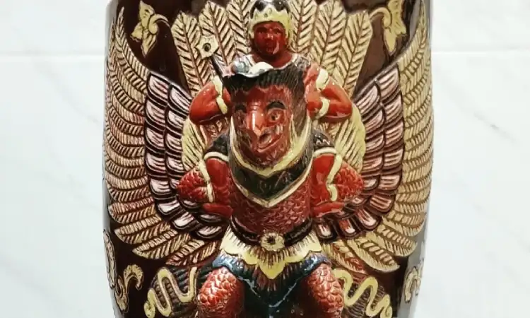 Guci relief desain mitologi, Sumber: instagram.com