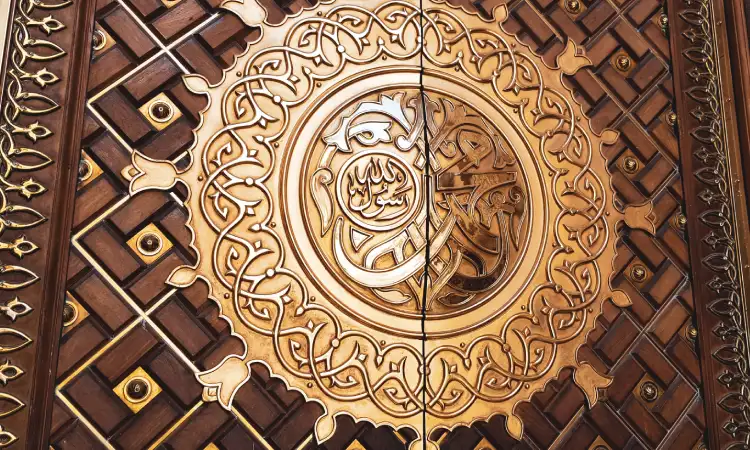 Pintu masjid ukiran kuningan, Sumber: localguidesconnect.com