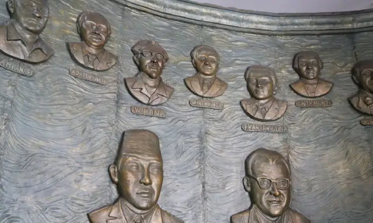 Relief tokoh sejarah, Sumber: antaranews.com