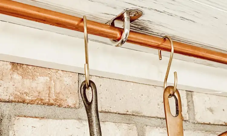 Rak gantung panci, Sumber: thepondsfarmhouse.com