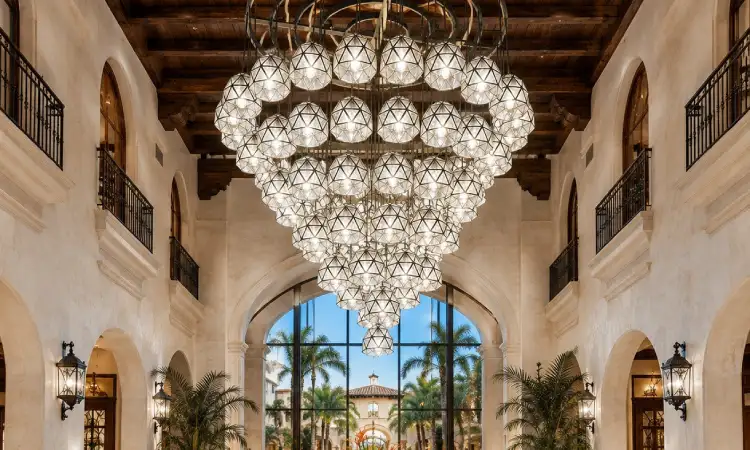 Grand Chandelier, Sumber: bigcommerce.com