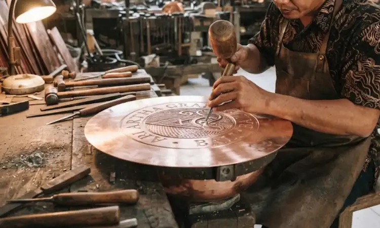 Teknik ukir logo tembaga, Sumber: AI